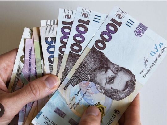 До Дня Незалежності українцям виплатять від 450 до 3100 гривень: хто отримає гроші