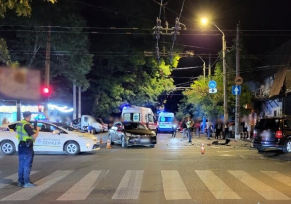 В центре Одессы в ДТП погиб мотоциклист и серьезно пострадал мужчина