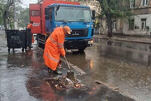 В Одессе из-за непогоды полностью затопило некоторые улицы, не курсируют несколько трамваев (обновлено)