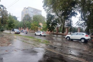 В Одессе из-за непогоды полностью затопило некоторые улицы, не курсируют несколько трамваев (обновлено)