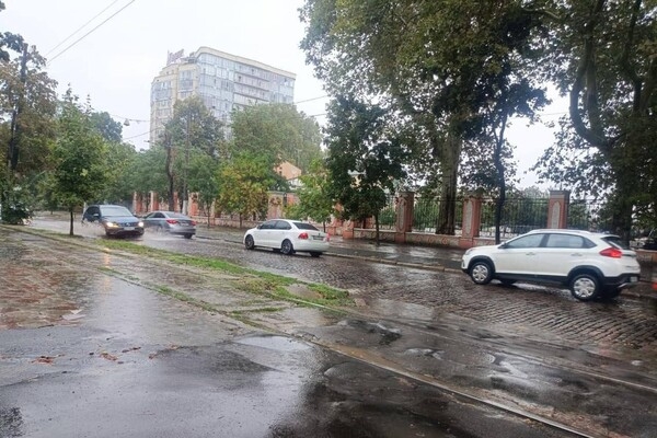 В Одессе из-за непогоды полностью затопило некоторые улицы, не курсируют несколько трамваев (обновлено)