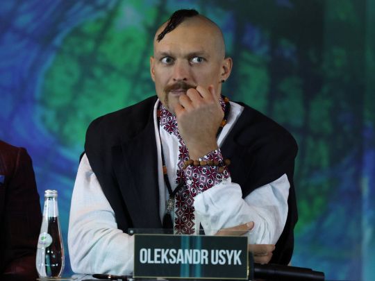 На Усика вдягли кайданки в польському аеропорту: подробиці інциденту та коментар самого боксера (відео)