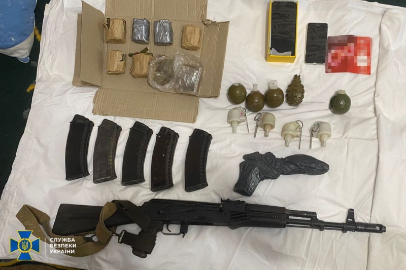 СБУ впіймала координатора підпалів авто військових у південних областях України (фото)