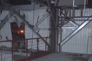Горели многоэтажка и админздание: что известно о последствиях ночной атаки "Шахедов" на Одесскую область (обновлено)