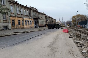 Снимают трамвайные пути: как в Одессе продолжается ремонт спуска Виталия Блажко