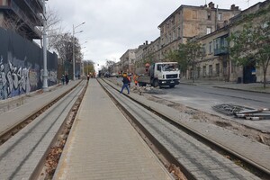 Снимают трамвайные пути: как в Одессе продолжается ремонт спуска Виталия Блажко