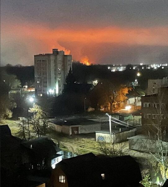 В російському Брянську вночі пролунали вибухи й сталася пожежа: дрони атакували військову частину