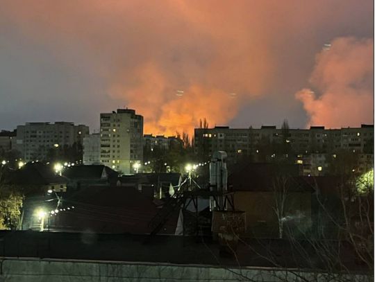 В російському Брянську вночі пролунали вибухи й сталася пожежа: дрони атакували військову частину