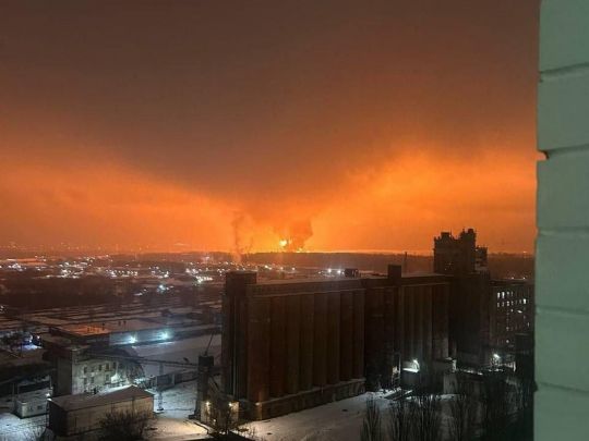 Україна атакувала нафтобазу у Брянську та авіапідприємство у Таганрозі: у місцях «прильотів» сильні пожежі (фото, відео)