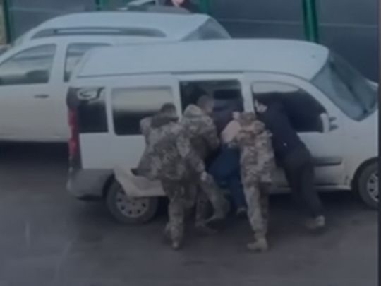 Львівський ТЦК потрапив у скандал із «бусифікацією»: у ситуацію втрутився омбудсмен (відео)