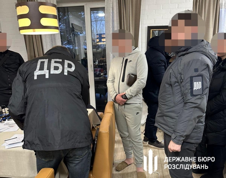 Під виглядом особистих водіїв нардеп вивіз за кордон близько 20 військовозобов'язаних — ДБР (фото)