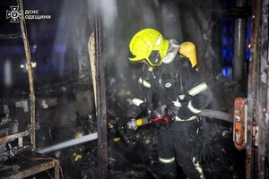 В Одессе горели девятиэтажка и склад: среди спасенных маленький ребенок