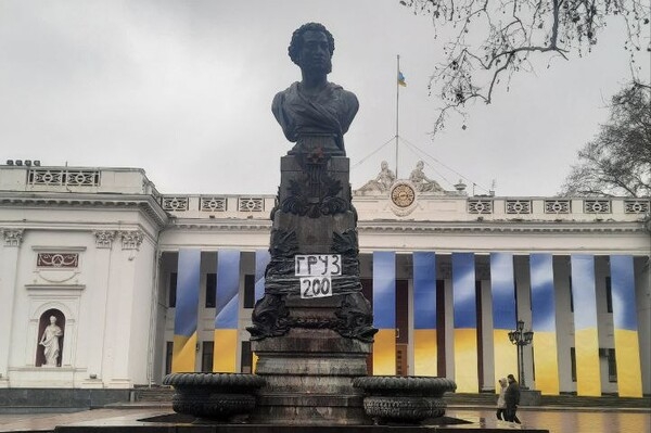 "Груз 200": на памятнике Пушкину в Одессе появилась надпись