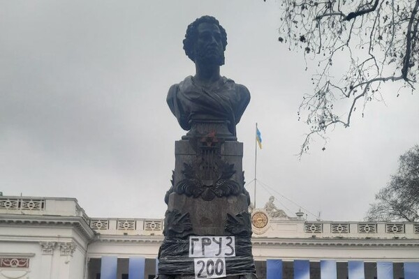 "Груз 200": на памятнике Пушкину в Одессе появилась надпись