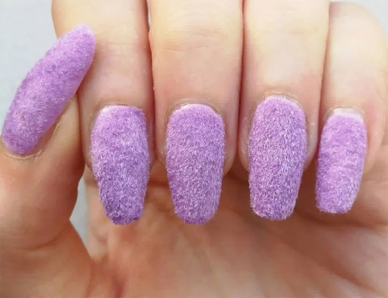 Fluffy nails: соцмережі захопила мода на «пухнастий манікюр»
