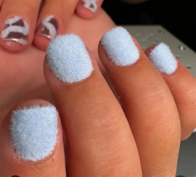 Fluffy nails: соцмережі захопила мода на «пухнастий манікюр»