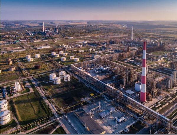 Українські безпілотники знову підпалили НПЗ у російській Сизрані (відео)