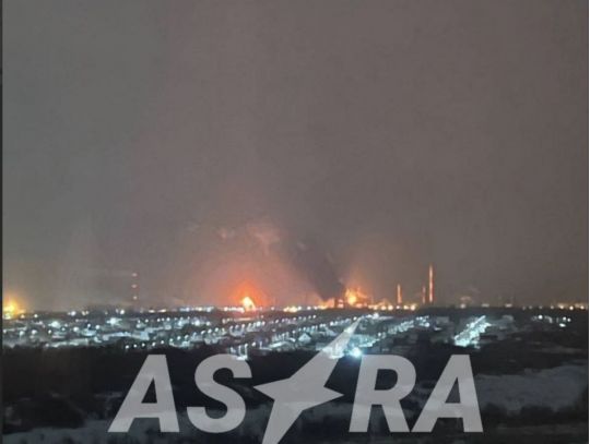 Українські безпілотники знову підпалили НПЗ у російській Сизрані (відео)