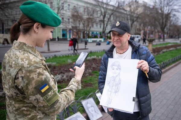 Художник-карикатурист из Одессы передал шаржи на передовую