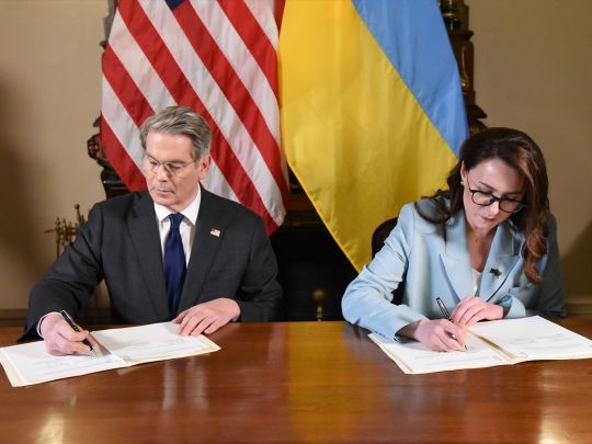 Може включати нову військову допомогу: Україна та США підписали історичну угоду про корисні копалини