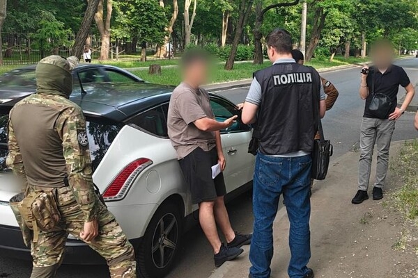 В Одессе мужчина хотел за 40 тысяч долларов купить военные разработки Минобороны
