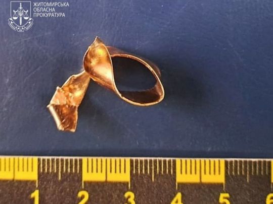 Плоскогубцями здер з пальця: на Житомирщині засудили санітара моргу, який вкрав у загиблого бійця обручку
