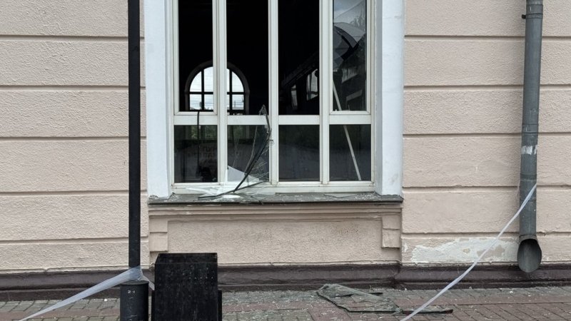 Залізничний вокзал у Полтаві постраждав внаслідок нічного удару ворога (фото, відео)