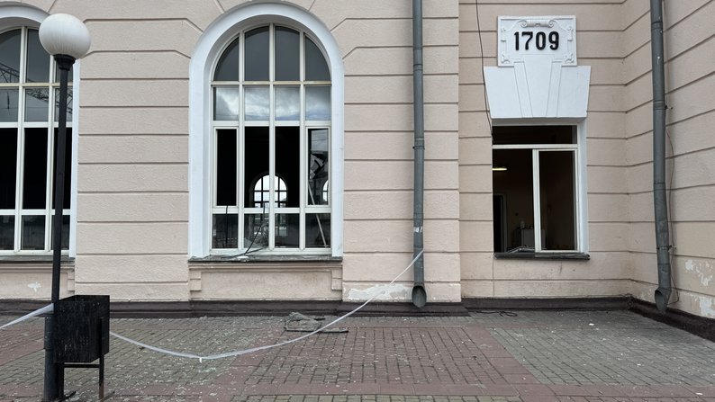 Залізничний вокзал у Полтаві постраждав внаслідок нічного удару ворога (фото, відео)