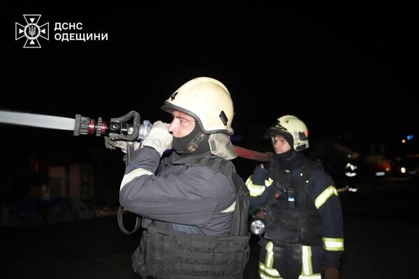 Уничтоженные автомобили, гибель охранника и пожары: последствия ночного обстрела Одессы (обновлено)