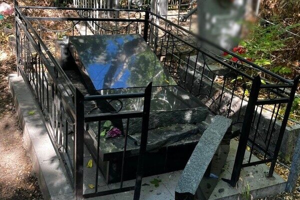 В Одессе на одном из кладбищ повредили памятники В Одессе на одном из кладбищ повредили памятники