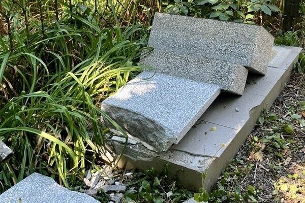 В Одессе на одном из кладбищ повредили памятники В Одессе на одном из кладбищ повредили памятники
