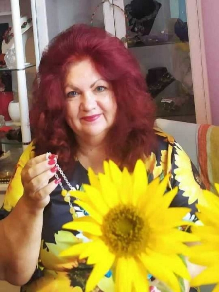 «Я брала інтерв’ю у шести президентів України, а зараз порпаюся на барахолках за 2000 км від дому»: чим займаються українські біженці за кордоном