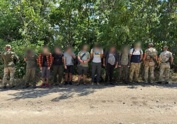 Шли пешком трое суток: в Одесской области задержали почти десяток мужчин Шли пешком трое суток: в Одесской области задержали почти десяток мужчин