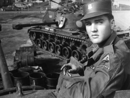 «Армія зробить з тебе чоловіка, синку!»: як американський король рок-н-ролу Елвіс Преслі опинився на службі в танковій дивізії США в Західній Німеччині