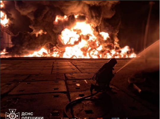 Дрони ворога вночі атакували Охтирку та Ізмаїл: у містах сильні пожежі, є поранені (фото)