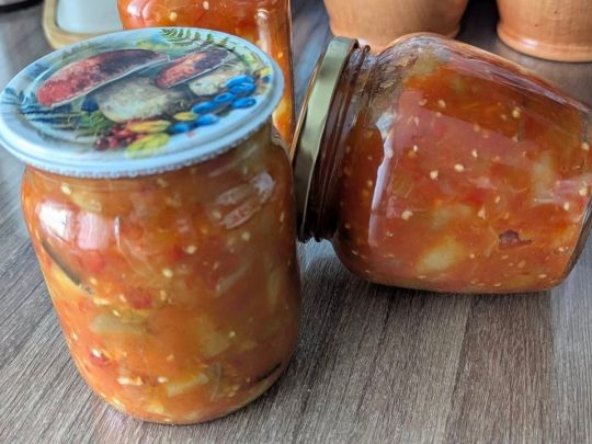 Дуже смачний салат з баклажанів та болгарського перцю: обов’язково приготуйте та поділіться з подругами