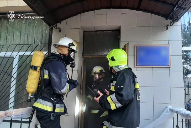 Двоє людей загинули під час пожежі у кропивницькому виші: що відомо про НП
