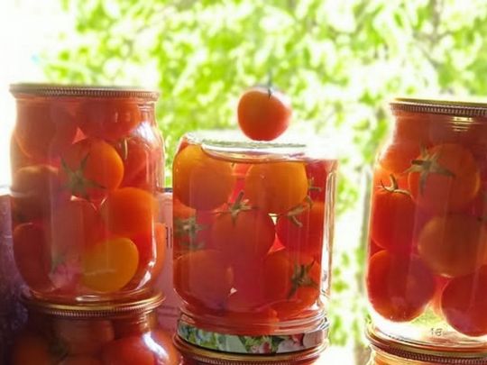 Без зелені та спецій: простий рецепт маринованих помідорів, які вражають насиченим смаком
