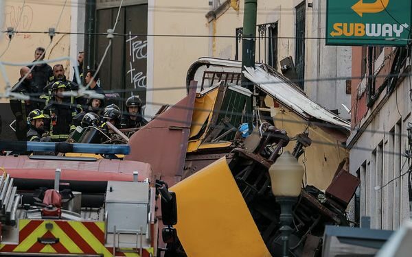 Смертельна троща в Лісабоні: фунікулер врізався в будівлю, багато загиблих (фото та відео)