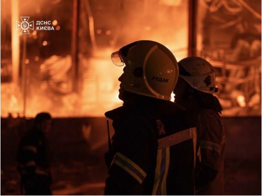 Росіяни атакували Київ балістикою: під удар потрапили три райони міста (фото, відео)