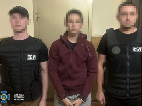 Розставляв «відеопастки» на «Укрзалізниці»: затримано зрадника, що шпигував за ешелонами ЗСУ