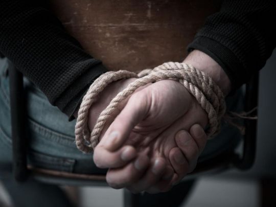 Тримали на ланцюгу, били й труїли сурогатом: на Полтавщині розслідують злочини «чорних рієлторів»