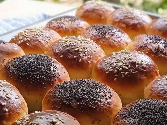 Ванільні булочки з маком та кунжутом: солодка магія смаку