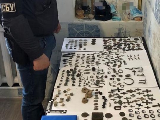 «Чорний» археолог намагався продати «вінегрет» старовинних монет і прикрас, знайдених на Більському городищі