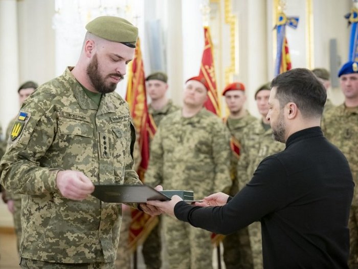 Утримував фронт 84 дні, проривав мінні поля й використав бджіл у бою: історія подвигів триразового кавалера «Хреста бойових заслуг»