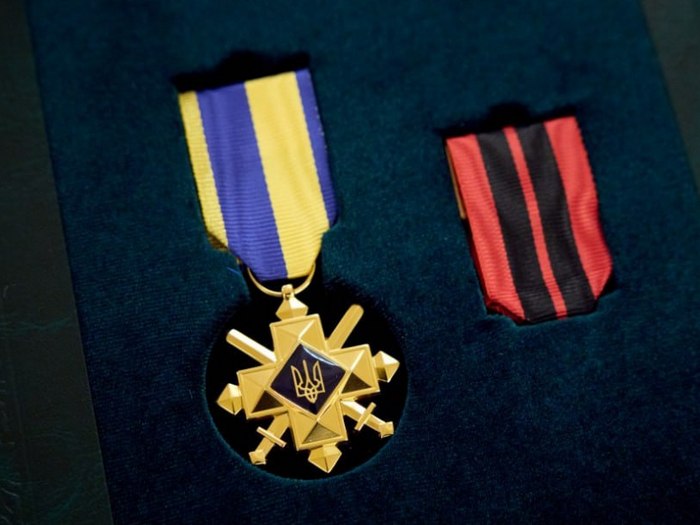 Утримував фронт 84 дні, проривав мінні поля й використав бджіл у бою: історія подвигів триразового кавалера «Хреста бойових заслуг»