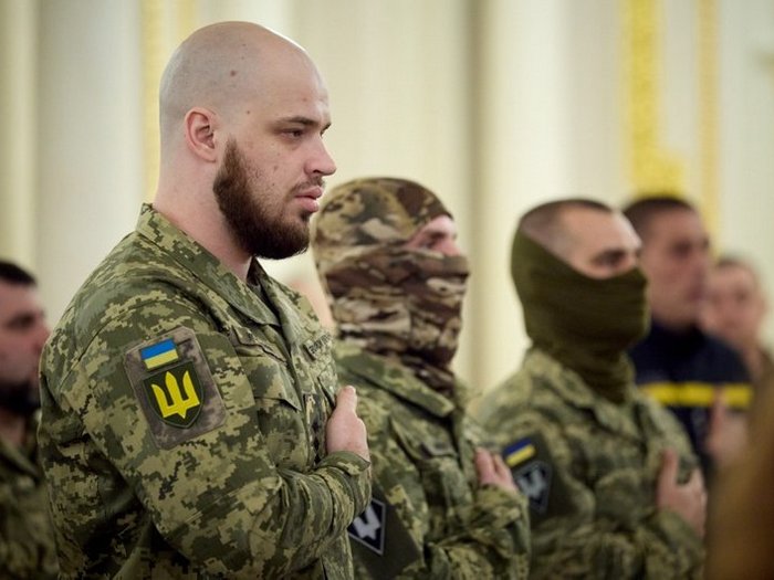 Утримував фронт 84 дні, проривав мінні поля й використав бджіл у бою: історія подвигів триразового кавалера «Хреста бойових заслуг»