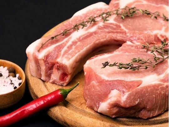Секрет у солі: коли потрібно солити м'ясо, щоб не зробити його жорстким та сухим