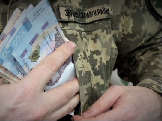 Для військових готують нові контракти і змінять зарплати