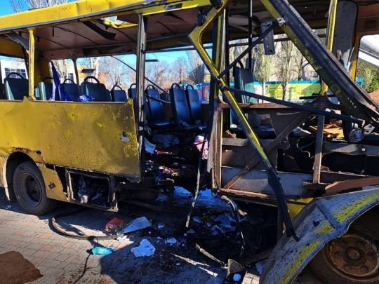 Терор проти цивільних: ворог атакував маршрутку в центрі Нікополя, багато жертв (фото)